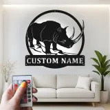 Arte Murale in Metallo LED con Rinoceronte Personalizzato | Insegna Safari con Nome per Soggiorno | Decorazione Faunistica Retroilluminata per Ufficio e Amanti degli Animali