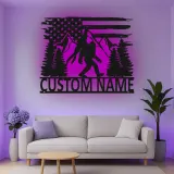 Décoration murale en métal personnalisée Bigfoot avec rétroéclairage LED - Cadeau unique pour les passionnés de plein air - Décor de cabane rustique
