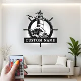 Insegna in Metallo Personalizzata con Faro | Arte Nautica da Parete con LED | Decorazione per Casa Costiera e Regalo per Casa al Mare