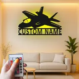Insegna LED a forma di jet da combattimento personalizzata | Arte da parete in metallo per aviazione | Regalo personalizzato per piloti | Decorazione per rifugi maschili di aerei militari