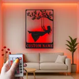 Letrero LED personalizado de niña en columpio | Decoración mural de metal con nombre a medida | Regalo para guardería y cuarto de juegos
