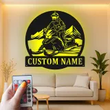 Arte murale in metallo per pilota di motoslitta | Insegna LED personalizzata per garage o man cave | Regalo per sport invernali per lui