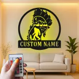 Insegna in metallo personalizzata Bigfoot Forest con luce LED regalo per appassionati di outdoor decor per cabine o man cave