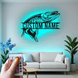 Insegna in metallo personalizzata con pesce e LED | Arte con nome del pescatore su misura | Arredo moderno rustico per casa al lago, baita e man cave