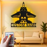 Plaque LED personnalisée avion de chasse en métal | Décoration murale personnalisée | Cadeau pour pilote militaire | Déco avion pour man cave