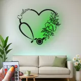 Insegna personalizzata con stetoscopio | Arte da parete in metallo LED per clinica | Regalo su misura per infermieri e medici | Targhetta floreale a cuore