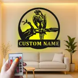 Insegna in metallo personalizzata con falco e luce LED, regalo per amanti della fauna selvatica, decorazione rustica per soggiorno o ufficio