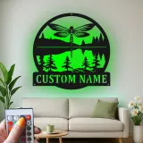 Cartel de metal personalizado Escena de Lago con Libélulas y Luz LED Regalo Personalizado para Amantes de la Naturaleza Decoración para Cabaña o Sala de Estar