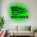 Cartel de metal con bandera americana y mecánico | Decoración de garaje LED personalizada | Arte mural con nombre a medida para él