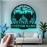 Personalisierte LED-Metall-Wandkunst mit Lagerfeuer und Waldmotiv – Geschenk für Outdoor-Liebhaber, Hüttendeko