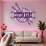 Cartel personalizado con nombre para tejedora | Arte mural LED de metal para salas de manualidades | Decoración personalizada de lana y agujas