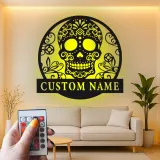 Personalisierte Zuckerschädel-LED-Leuchtschild | Individuelle Metall-Wandkunst für Gothic- & Día de los Muertos-Dekor | Florale Calavera-Namensplakette