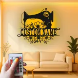 Cartel de máquina de coser personalizado | Decoración mural de metal LED | Decoración personalizada para el cuarto de manualidades | Regalo para costurera o mamá