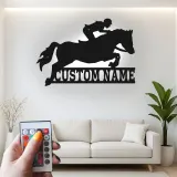 Arte Murale in Metallo LED con Cavallo in Salto | Insegna Equestre Personalizzata con Nome | Decorazione per Stalla e Fienile per Amanti dei Cavalli