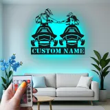 Panneau LED Couple motoneige personnalisé | Décoration murale en métal personnalisée | Décor de cabine d'hiver | Cadeau d'aventure pour couples