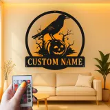 Insegna in metallo LED personalizzata con corvo e zucca per Halloween - regalo spettrale per amanti di Halloween, decorazione per case infestate