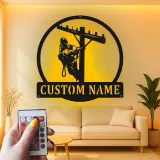 Plaque métallique personnalisée pour lineman avec LED | Cadeau personnalisé pour électricien | Décoration murale pour technicien des réseaux | Déco rustique en acier