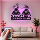 Insegna in metallo personalizzata con coppia di motoslitte e luce LED - Regalo personalizzato per amanti delle motoslitte, decorazione per man cave