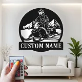 Arte murale in metallo per pilota di motoslitta | Insegna LED personalizzata per garage o man cave | Regalo per sport invernali per lui
