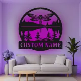 Cartel de metal personalizado Escena de Lago con Libélulas y Luz LED Regalo Personalizado para Amantes de la Naturaleza Decoración para Cabaña o Sala de Estar