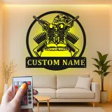 Insegna LED per tributo militare personalizzata | Arte murale in metallo con stivali e elmetto per veterani | Regalo patriottico per soldato