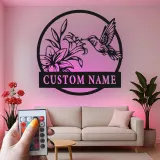 Arte Murale in Metallo Colibrì e Giglio | Insegna LED con Nome Personalizzato | Decorazione Floreale per Giardino | Regalo per Mamma