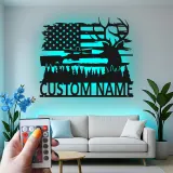 Cartel de metal personalizado de cazador de ciervos | Arte mural LED de bandera americana | Decoración de rifle con nombre personalizado para cueva de hombres | Regalo patriótico para cazadores