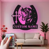Cartel LED personalizado de caballo y cruz | Decoración mural de metal con herradura a medida | Regalo ecuestre para establo y hogar