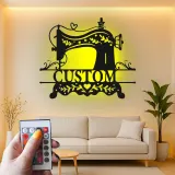 Individuelles Nähmaschinen-Schild | LED Metall-Wandkunst | Personalisierte Bastelzimmer-Dekoration für Schneiderinnen | Vintage Stil Namensschild