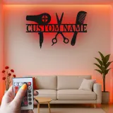 Enseigne LED pour coiffeur | Décor de salon en métal personnalisé avec nom | Cadeau personnalisé pour coiffeur et décoration murale pour studio beauté