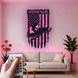 Insegna in metallo personalizzata per motoslitta | Arte LED con bandiera americana | Decorazione patriottica per garage personalizzata per motociclisti | Regalo per sport invernali