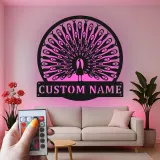 Arte Murale in Metallo LED con Pavone Personalizzato | Insegna con Nome per Soggiorno | Elegante Decorazione Art Deco per Uccelli e Regalo di Matrimonio