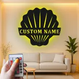 Cartel LED de Concha de Vieira | Decoración Costera Personalizada para Casa de Playa | Arte Náutico de Pared Personalizado | Placa de Nombre Inspirada en Art Deco para Baño