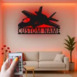 Insegna in metallo personalizzata con jet da combattimento e luce LED, regalo personalizzato per piloti, decorazione per hangar o ufficio