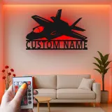 Insegna LED a forma di jet da combattimento personalizzata | Arte da parete in metallo per aviazione | Regalo personalizzato per piloti | Decorazione per rifugi maschili di aerei militari