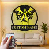 Insegna in metallo personalizzata con fata nera | Targa nome LED per cameretta bambina | Arte murale con farfalla afro | Regalo personalizzato per nursery