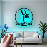 Panneau LED personnalisé de fille de karaté | Art mural en métal pour artiste martiale féminine | Décor de dojo et de gym de style Japandi | Cadeau