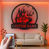 Insegna in metallo personalizzata con scena del bosco e orso retroilluminata, regalo di fauna selvatica per decorare la cabina rustica
