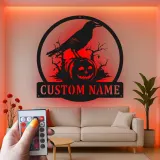 Insegna in metallo LED personalizzata con corvo e zucca per Halloween - regalo spettrale per amanti di Halloween, decorazione per case infestate