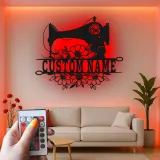 Cartel de máquina de coser personalizado | Decoración mural de metal LED | Decoración personalizada para el cuarto de manualidades | Regalo para costurera o mamá