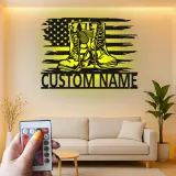 Insegna in Metallo LED con Stivali Militari e Medaglie | Arte da Parete Personalizzata | Regalo per Veterani | Decorazione Patriottica per la Casa
