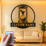 Insegna LED con Clessidra Personalizzata | Arte Murale in Metallo Personalizzata per Ufficio e Studio | Decorazione Retro con Timer di Sabbia