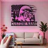 Arte in metallo personalizzata con alce | Insegna LED retroilluminata per decorazioni da cabin | Regalo rustico per cacciatori | Scena della foresta con bandiera USA