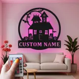 Insegna LED Casa Stregata | Decorazione murale in metallo personalizzata | Decor Halloween gotico spettrale | Targa personalizzata con cognome