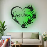 Cadeau LED personnalisé pour grand-mère | Décoration murale en métal sur mesure avec empreintes de mains des petits-enfants | Déco souvenir familiale
