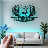 Insegna in metallo personalizzata con cervo e scena montana retroilluminata LED regalo per amanti della natura decorazione per cabin o lodge
