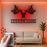 Personalisierte Tattoo Studio Schild | LED Metall Wandkunst | Gekreuzte Tattoo Maschinen | Personalisierbares Künstler Geschenk | Lasergeschnittene Metall Dekor