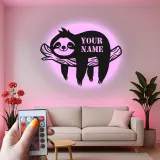 Insegna in metallo personalizzata con bradipo e luce LED - Regalo personalizzato per amanti degli animali, decorazione per nursery o camera dei bambini