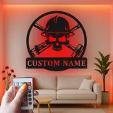 Panneau en métal personnalisé de travailleur de la construction | Art mural LED de crâne pour man cave | Cadeau personnalisé pour constructeur avec casque de sécurité et outils croisés