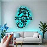 Insegna in Metallo Personalizzata Cavalluccio Marino | Arte Murale LED con Nome | Decorazione per Casa Costiera | Regalo per Casa al Mare